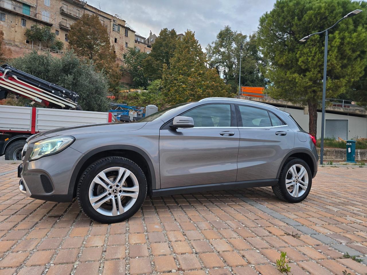 Mercedes-benz GLA 180 d Premium