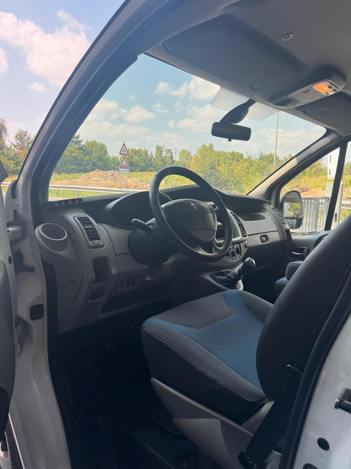 RENAULT TRAFIC 8 POSTI