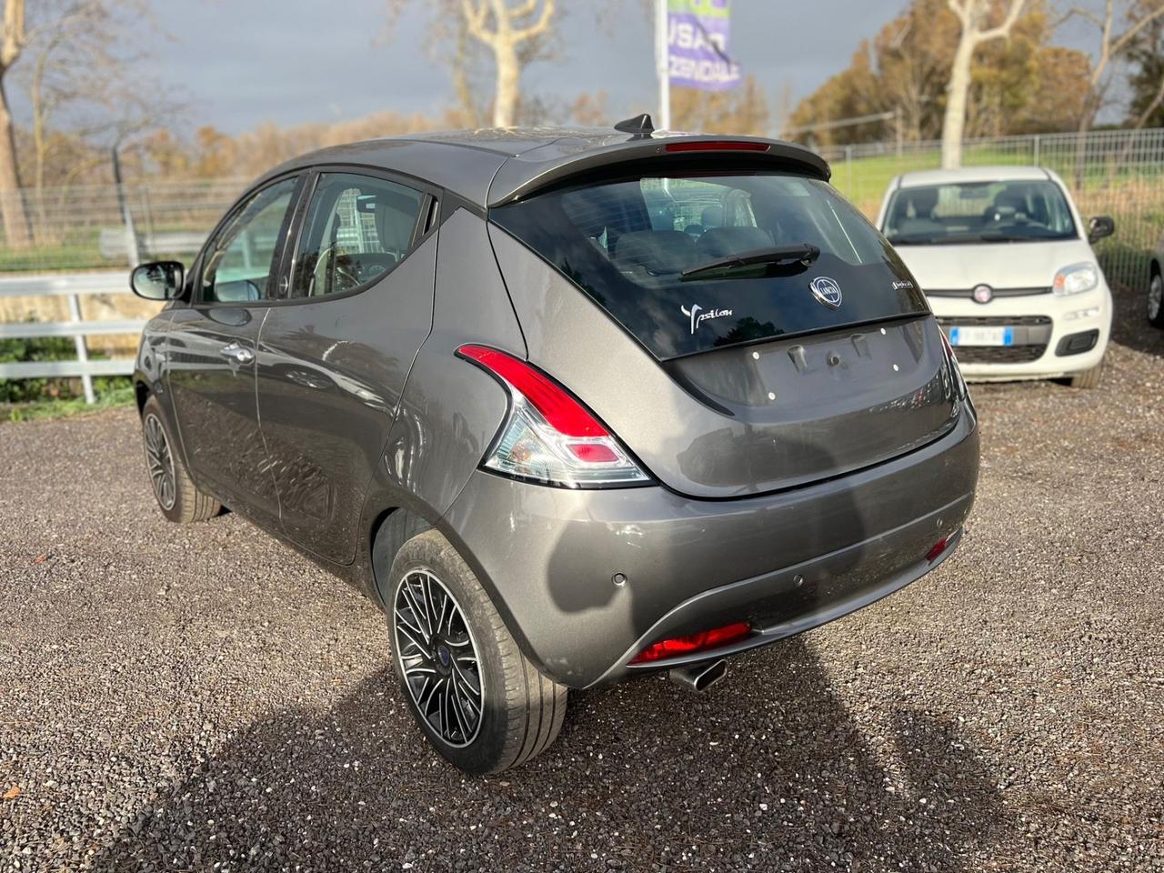 Lancia Ypsilon 1.0 FireFly Hybryd Gold