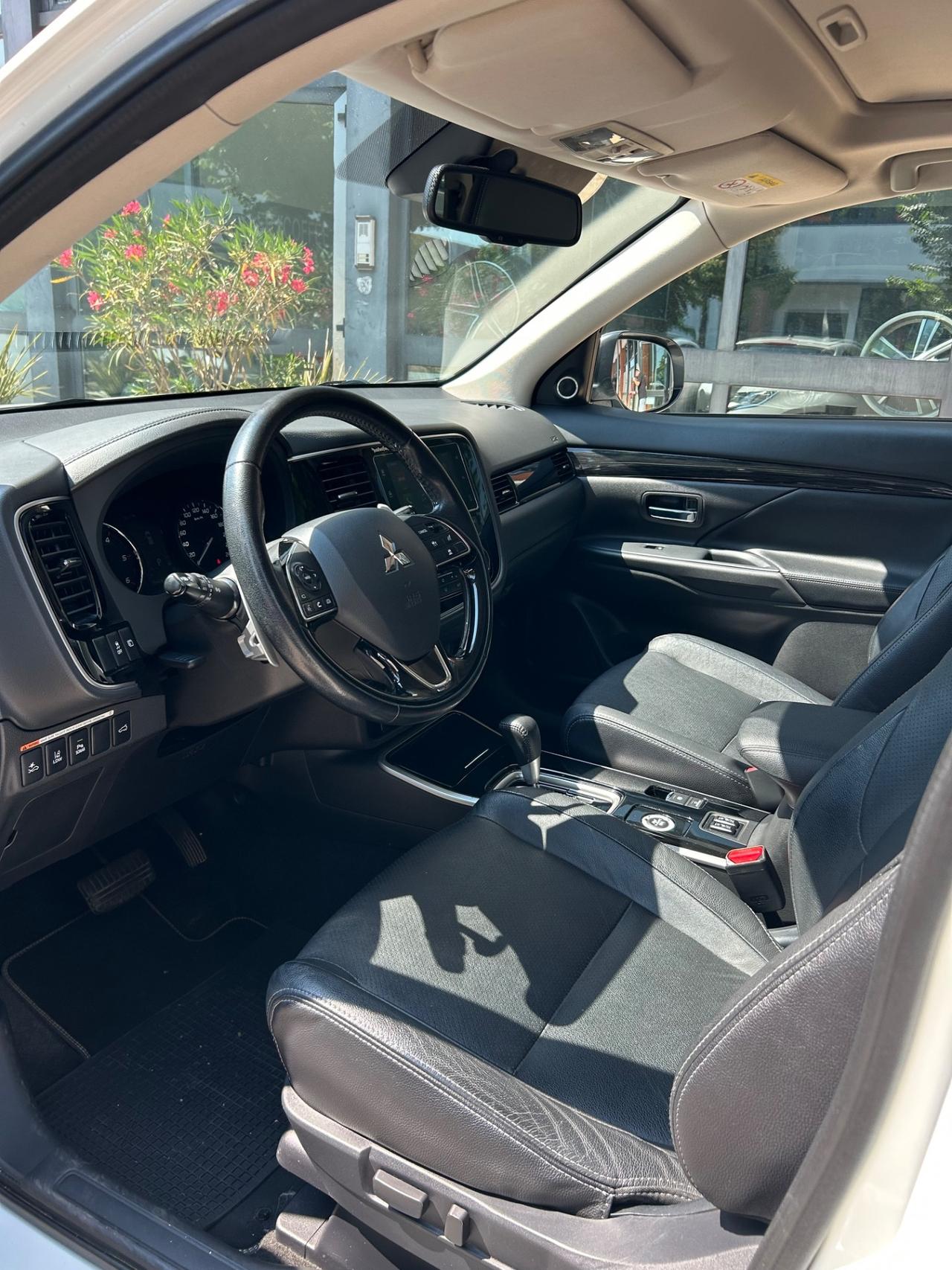 Mitsubishi Outlander 2.2 DI-D 4WD Instyle Plus SDA 7 posti