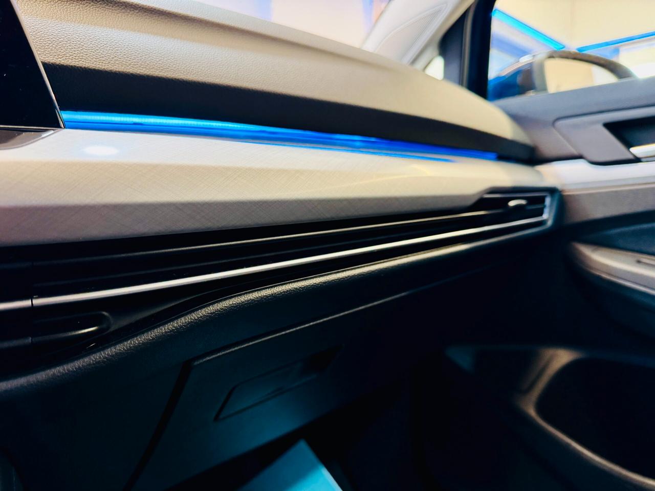 Volkswagen Golf VIII 1.0 eTSI EVO DSG Virtual - Automatica