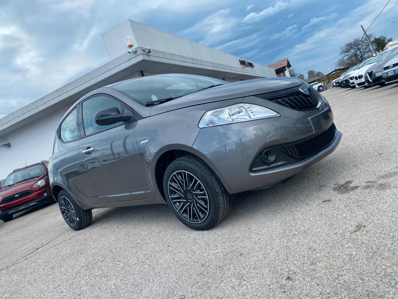 Lancia Ypsilon 1.0 FireFly 5 porte S&S Hybrid Silver 69cv