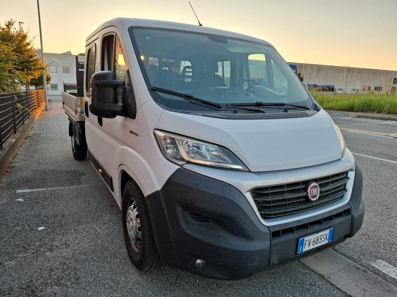 Fiat Ducato 2.3 cassonato con Doppia cabina 7 posti allestito con Gru Fassi