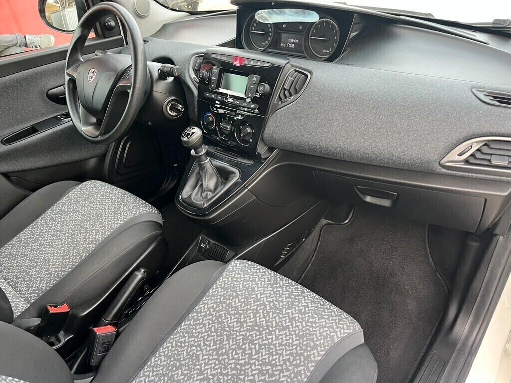 Lancia Ypsilon 1.2 69 CV 5 porte S&S Black and Noir