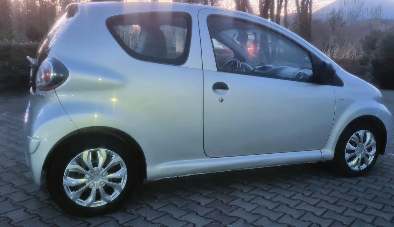Toyota Aygo 1.0 (UNICOPROPRIETARIO)12V VVT-i 3 porte Now Connect