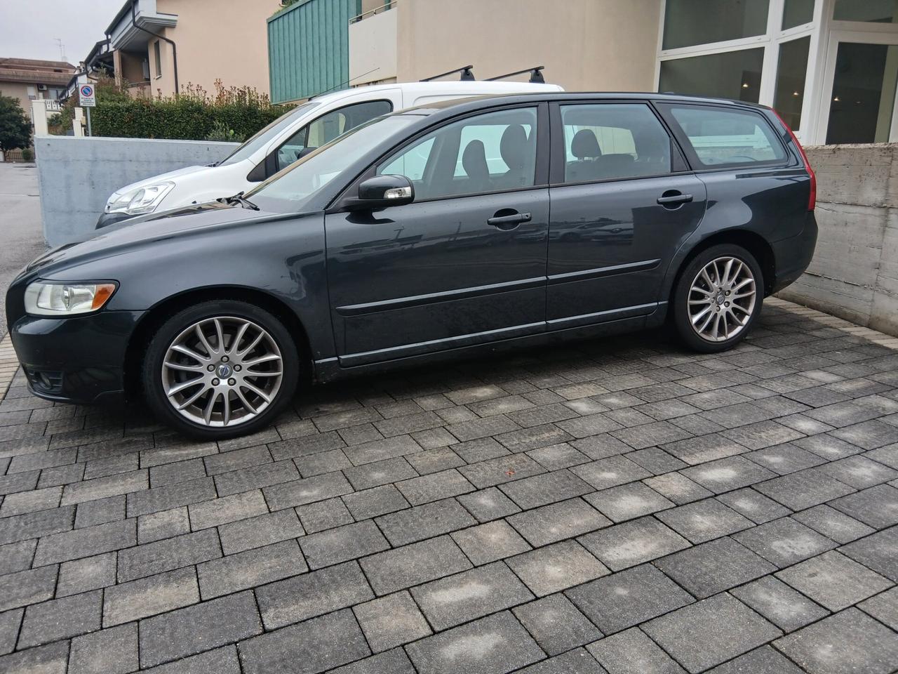 Volvo V50 2.0 D cat Momentum in arrivo......