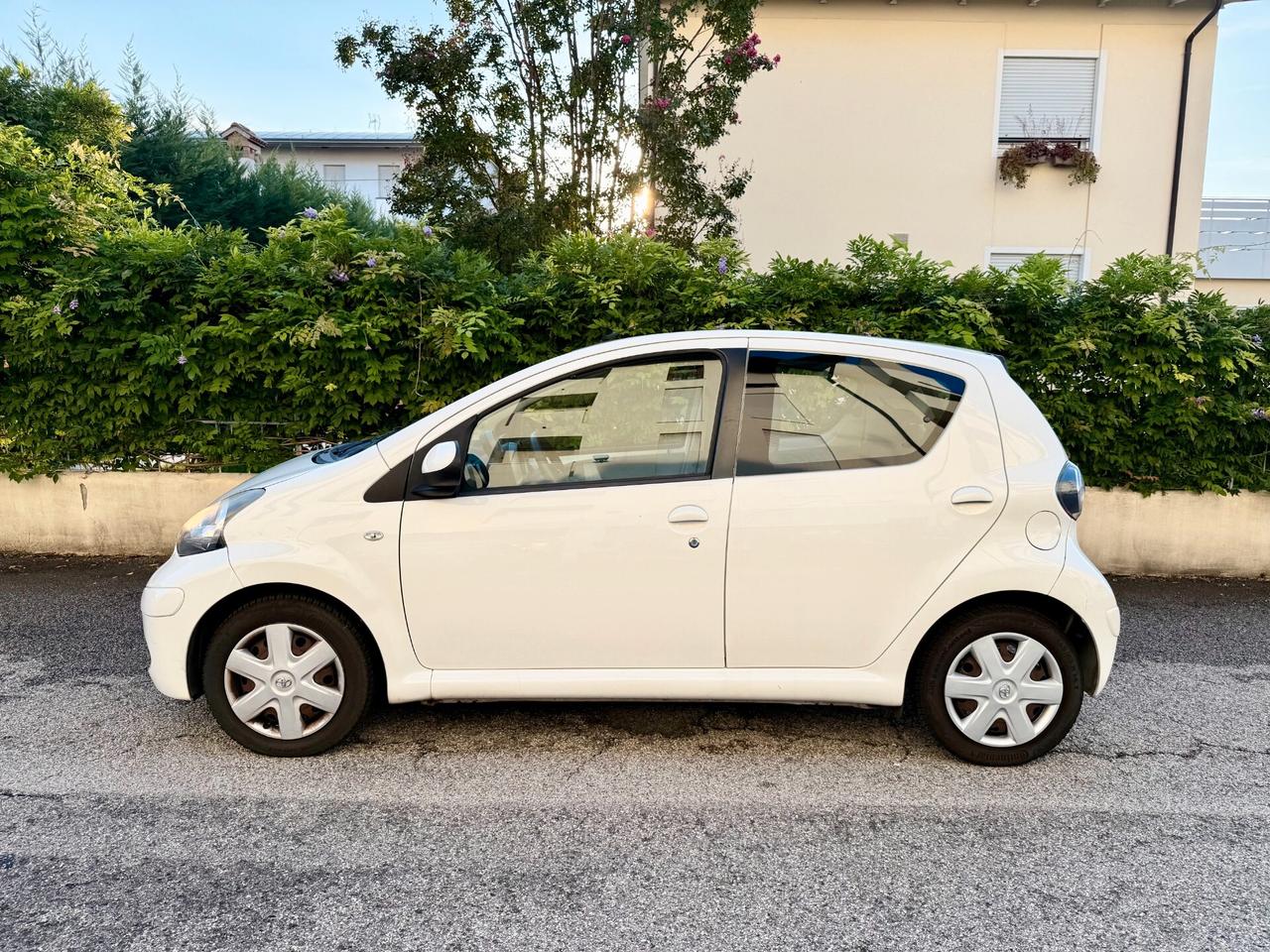 Toyota Aygo 1.0 12V VVT-i 5 porte 68cv ADATTA A NEO PATENTATI TAGLIANDI TOYOTA