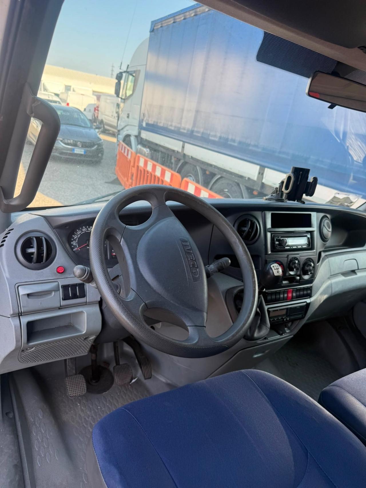 Iveco Dailly 65 con telone e pedana idraulica