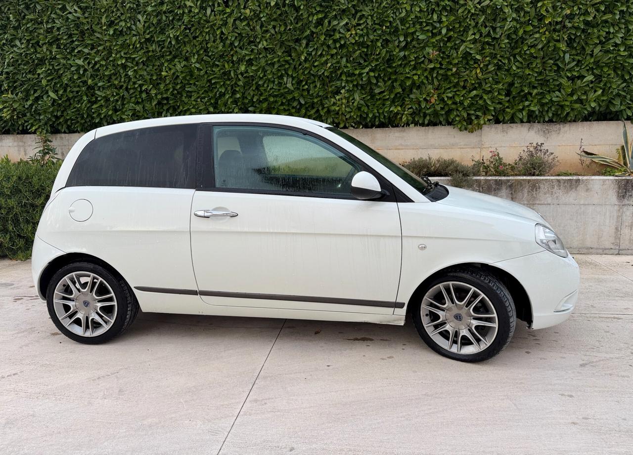 Lancia Ypsilon 1.3 MJT 75 CV MomoDesign
