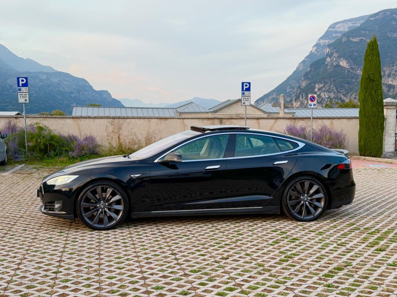 Tesla Model S P85 ,,RICARICA SC01 GRATIS A VITA”