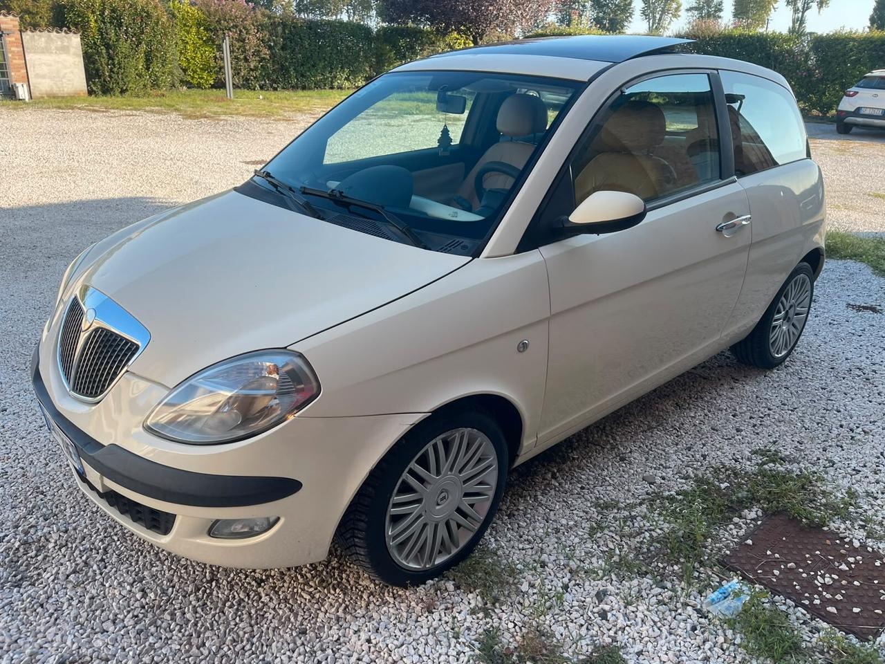Lancia Ypsilon 1.4 16V Platino