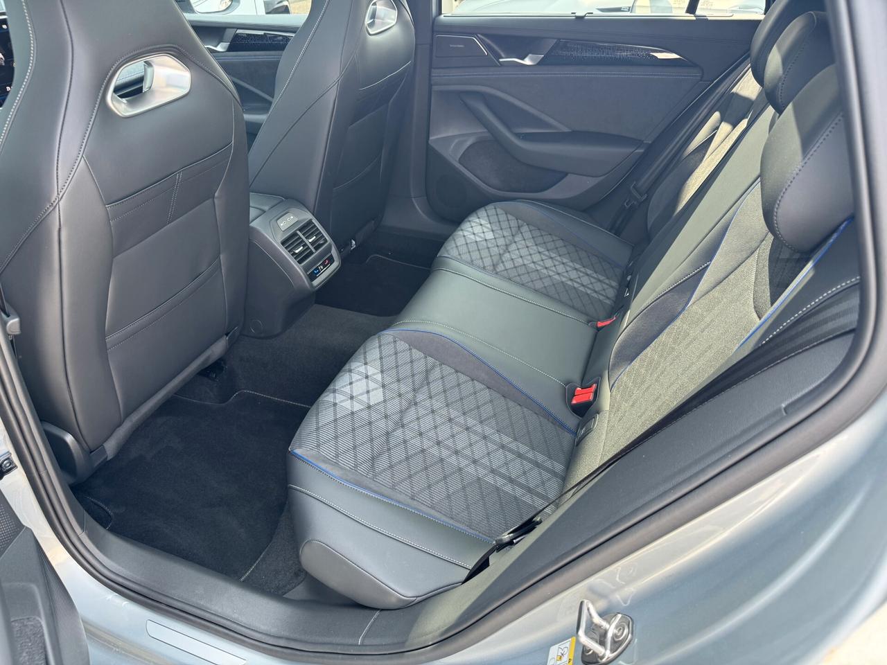 Volkswagen Passat 1.5 etsi act R-Line dsg Full Opt. / NO VINCOLI