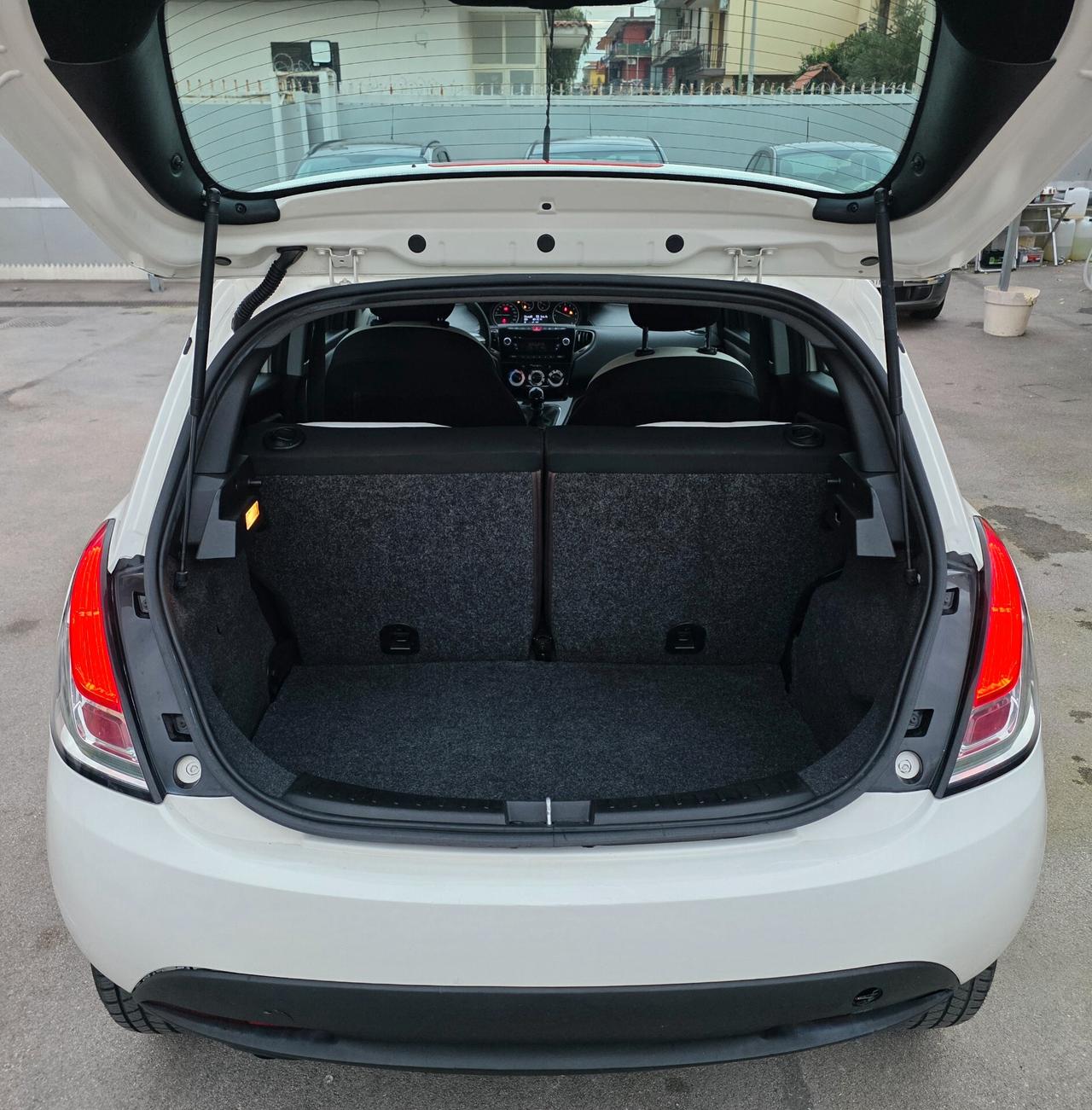 Lancia Ypsilon 0.9 TwinAir 85 CV 5 porte Metano Ecochic Elefantino