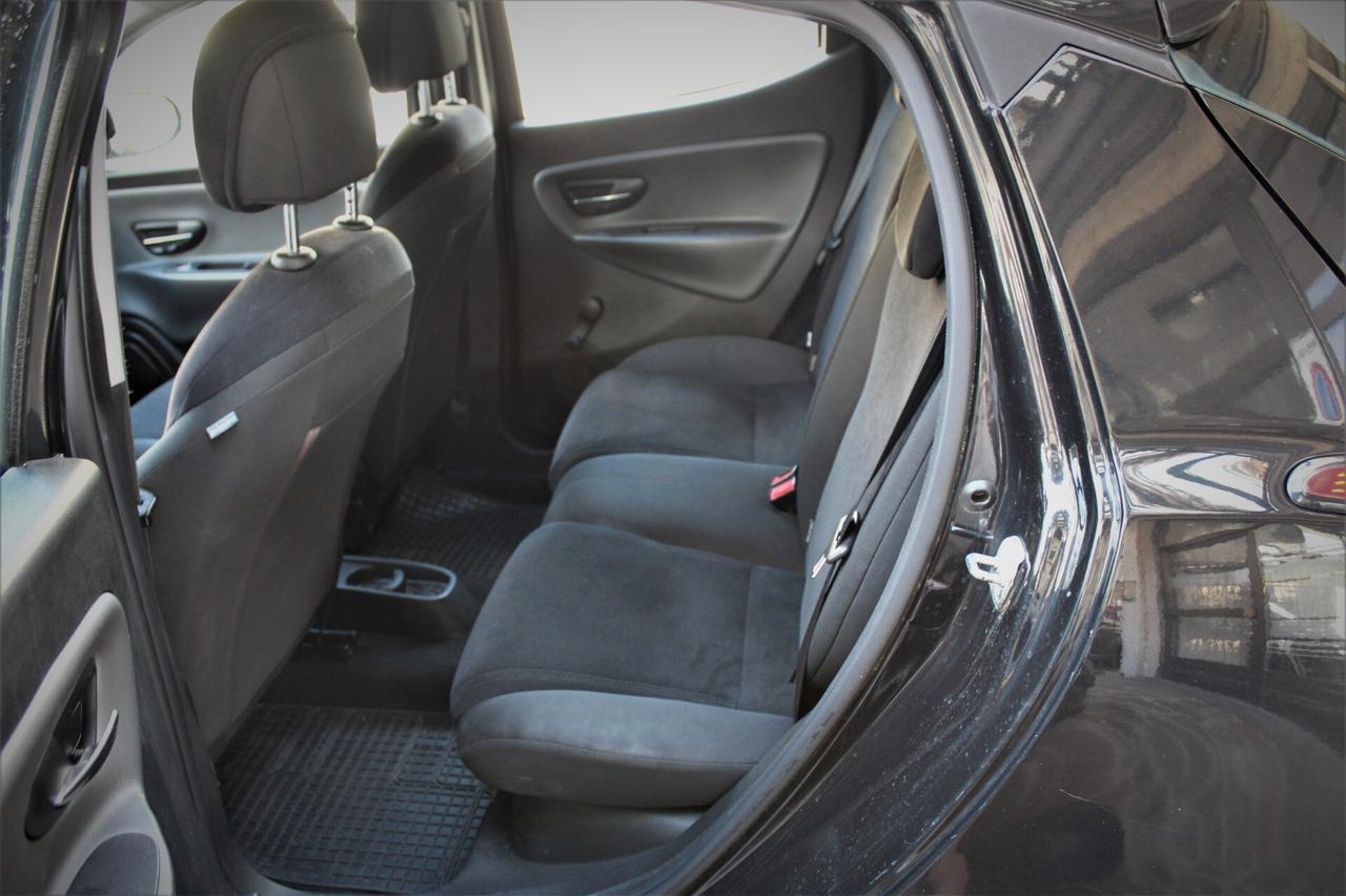 Lancia Ypsilon 1.2 69 CV 5 porte km 65000 Neopatentati
