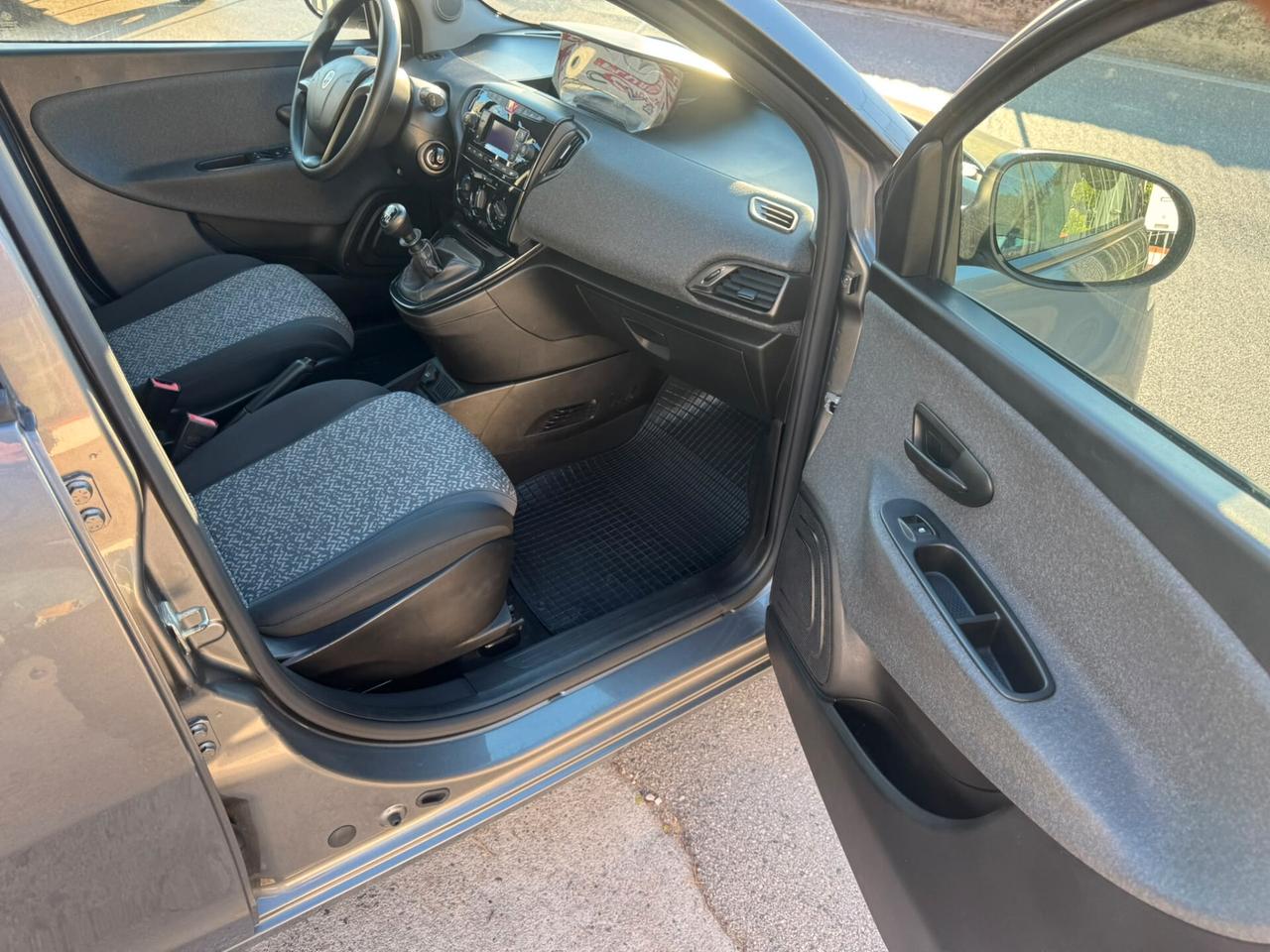 Lancia Ypsilon 1.0 FireFly Hybrid Silver