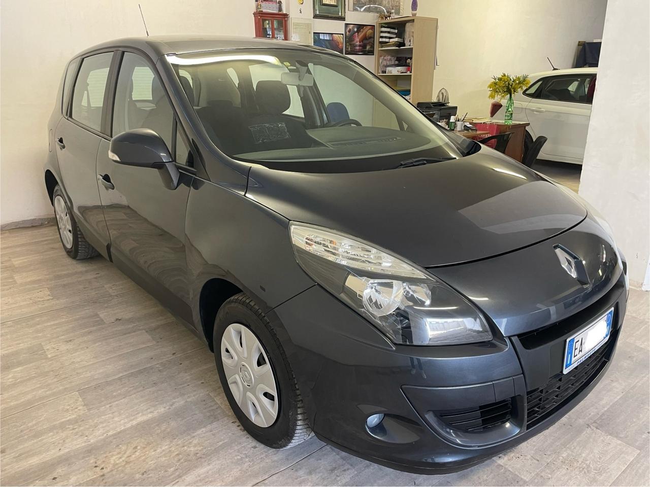 Renault Scénic X-Mod 1.6 110CV Dynamique Distribuzione