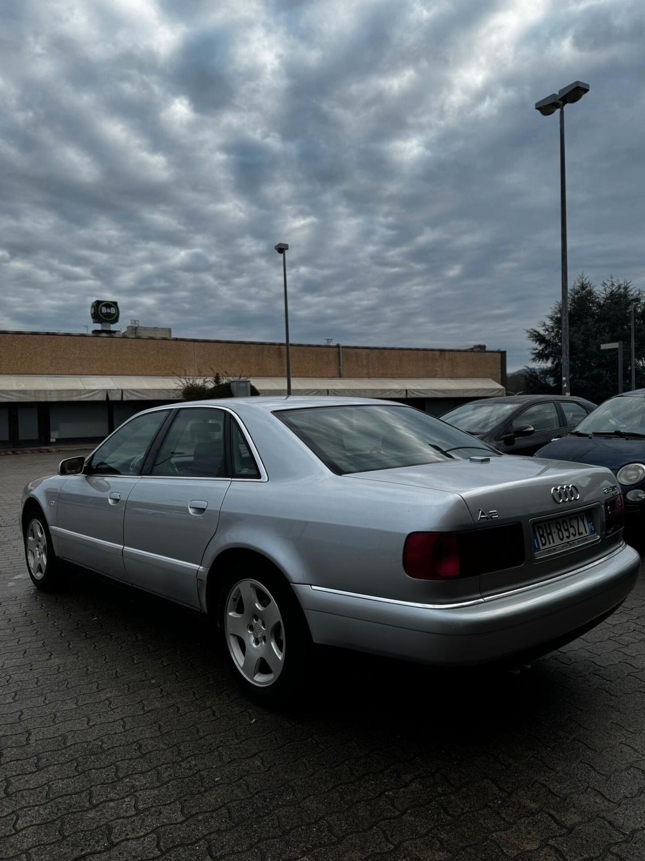 Audi A8 2.5 V6 TDI/180 CV cat quattro Tiptr.