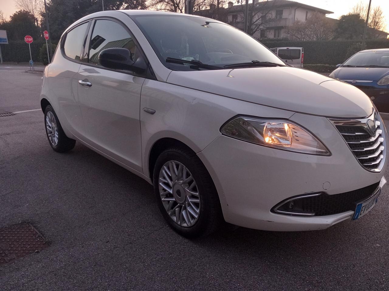 Lancia Ypsilon 1.2 69 CV 5 porte GPL Ecochic Gold tua a € 159 mese