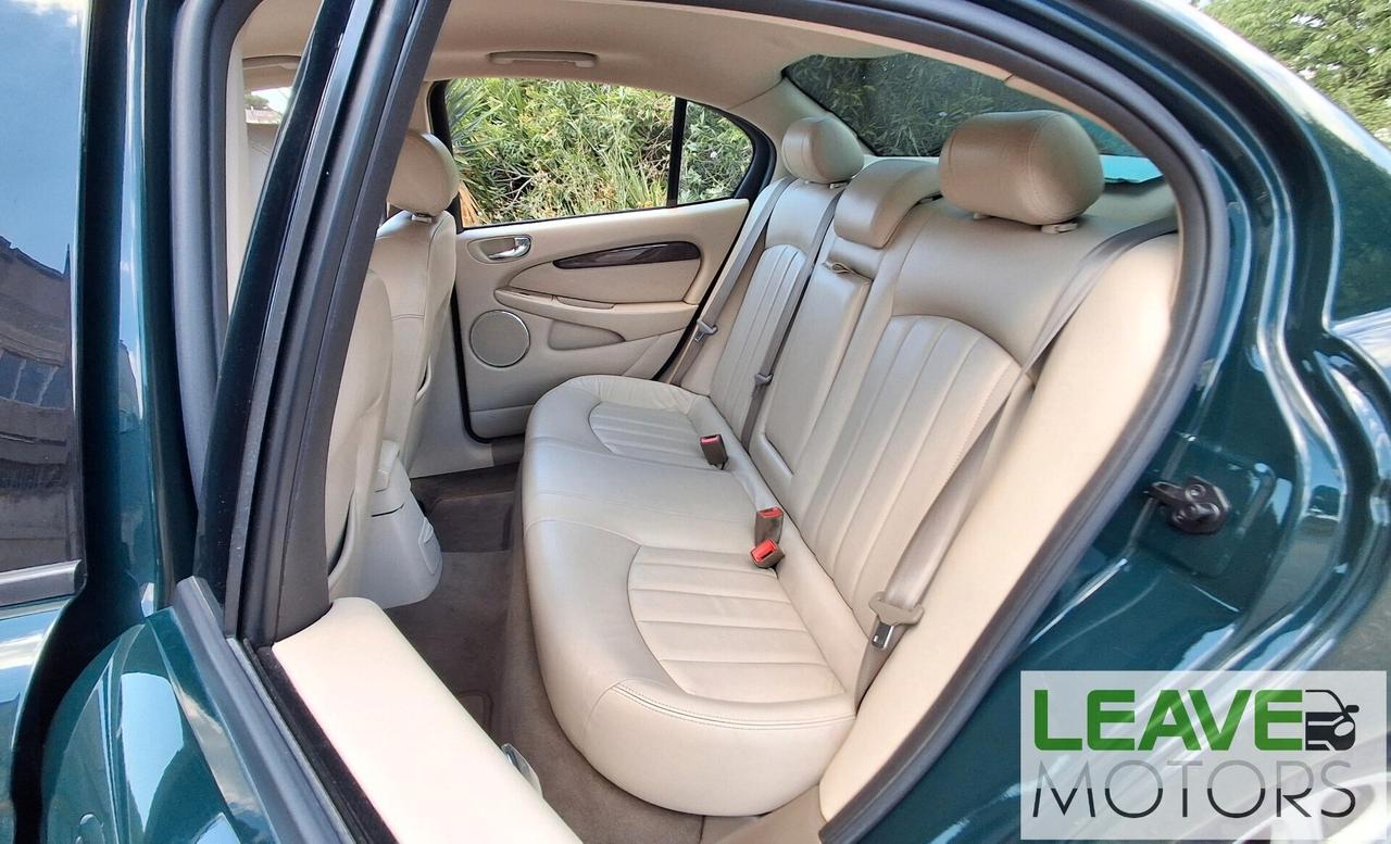 Jaguar X-Type 2 litri V6 Executive (M1540)