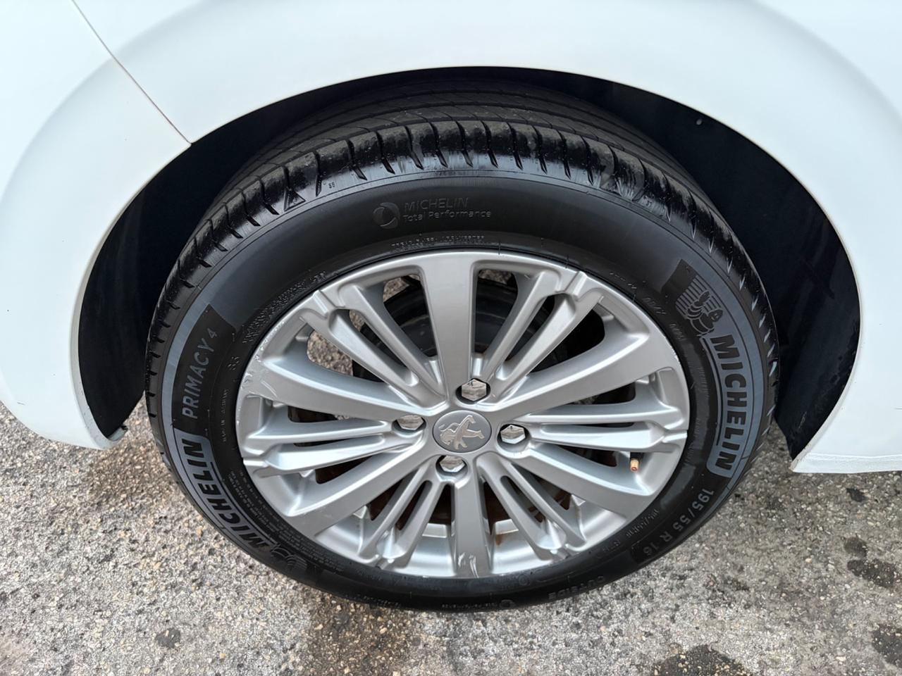 Peugeot 208 benzina 5 porte