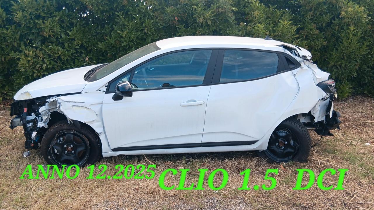 Renault Clio incidentata sinistrata mondialcars 12.025