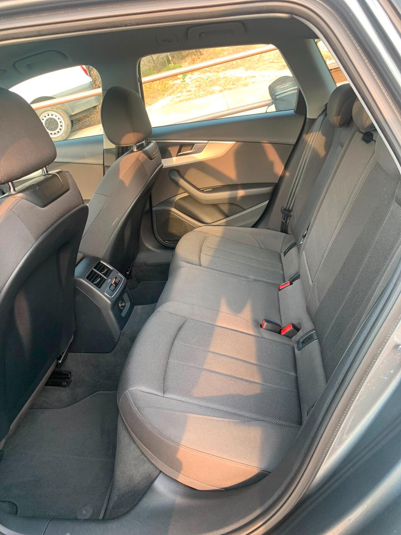 Audi A4 Avant 30 TDI S tronic Business