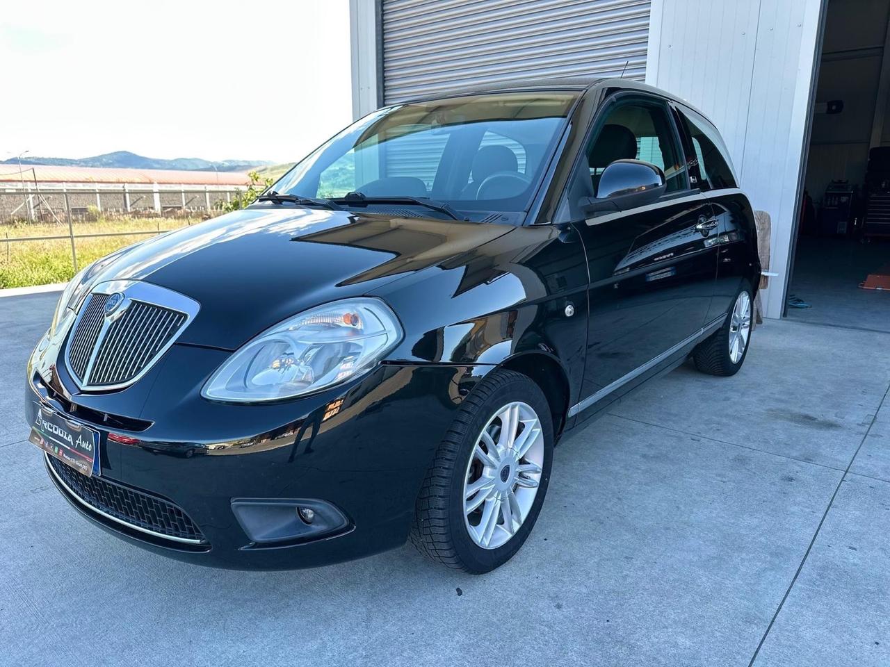 Lancia Ypsilon 1.3 MJT 75 CV Unyca