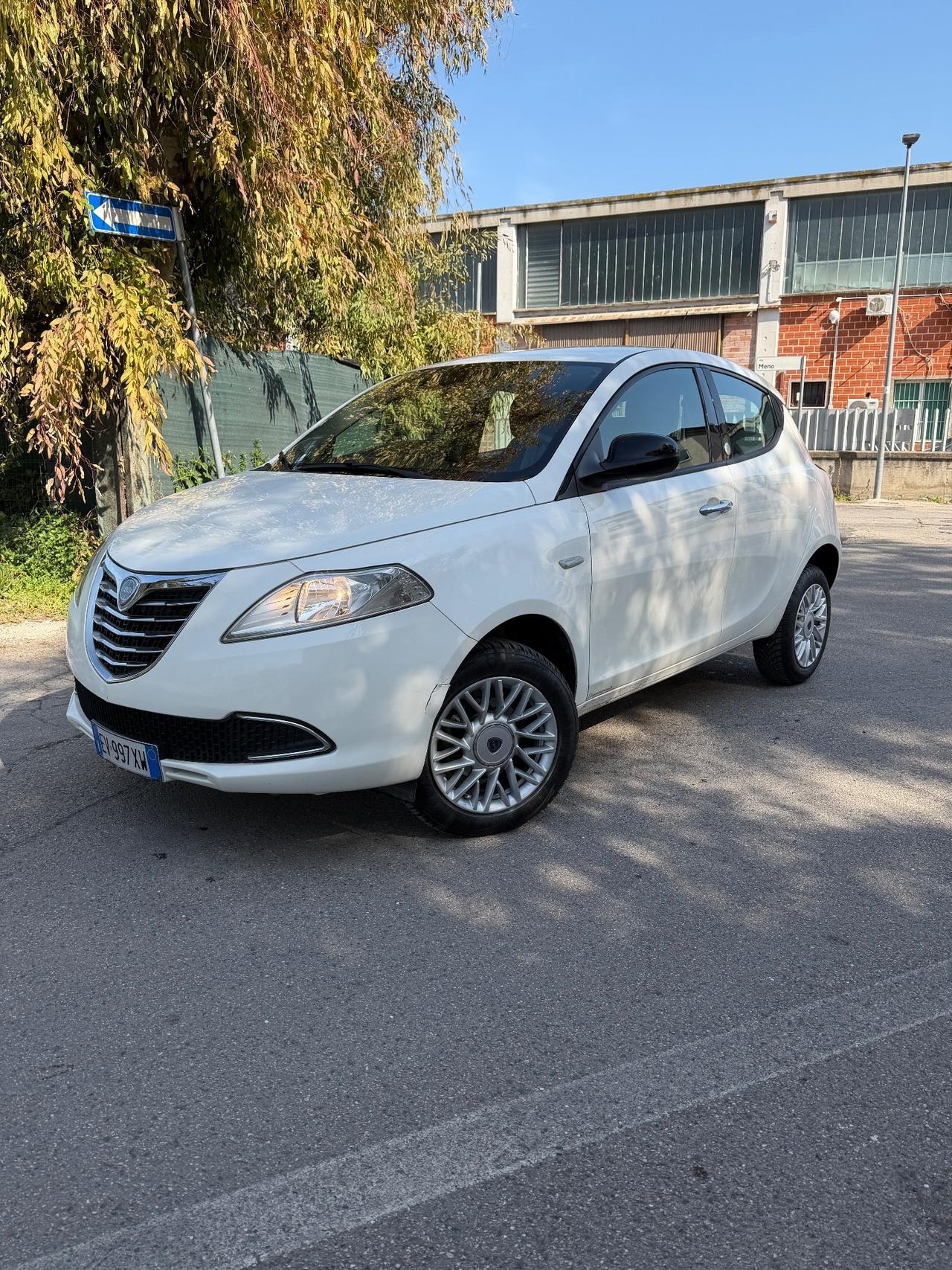 Lancia Ypsilon 0.9 TwinAir 85 CV 5 porte Metano Ecochic Silver