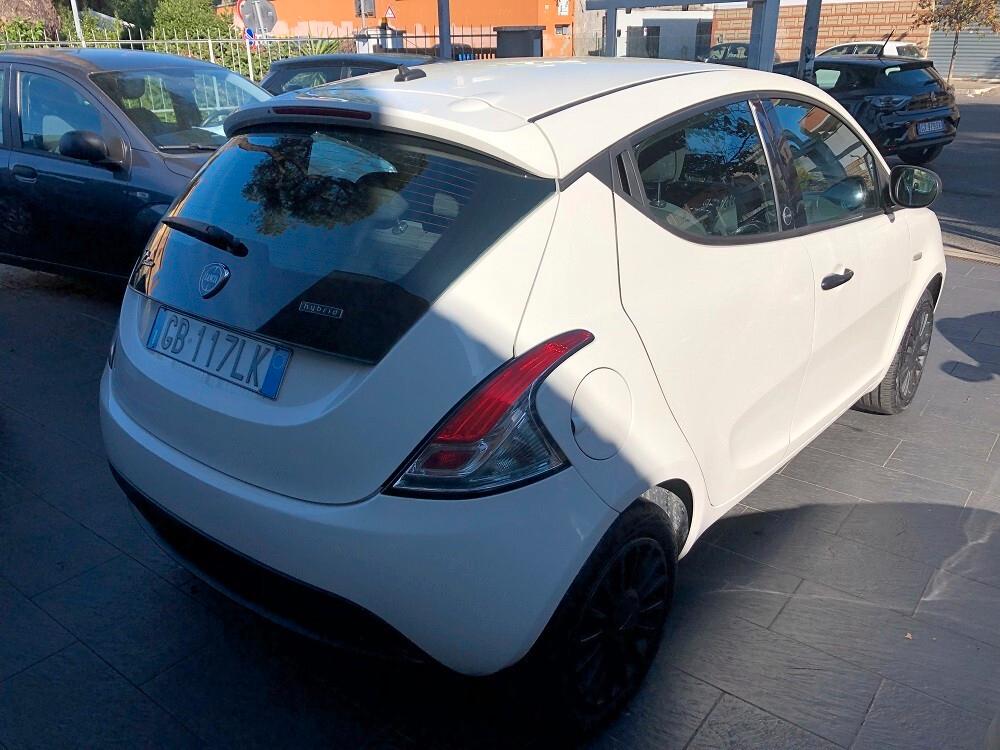 Lancia Ypsilon 1.0 FireFly 5 porte S&S Hybrid Ecochic Silver