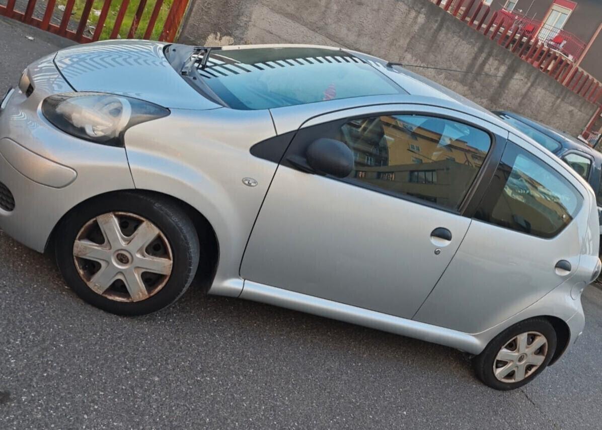 Toyota Aygo 1.0 - Connect con navigatore Tom Tom