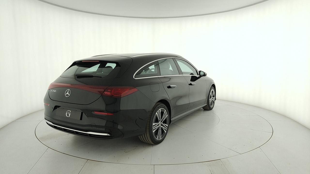 Mercedes-Benz CLA 250+ con tecnologia EQ