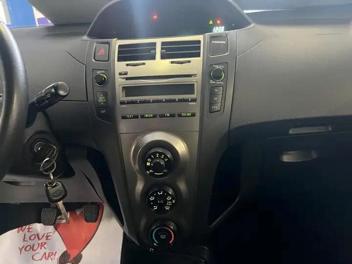 TOYOTA YARIS 1.0 BENZINA - 5 PORTE - NEOPATENTATI - GARANZIA 12/24 MESI