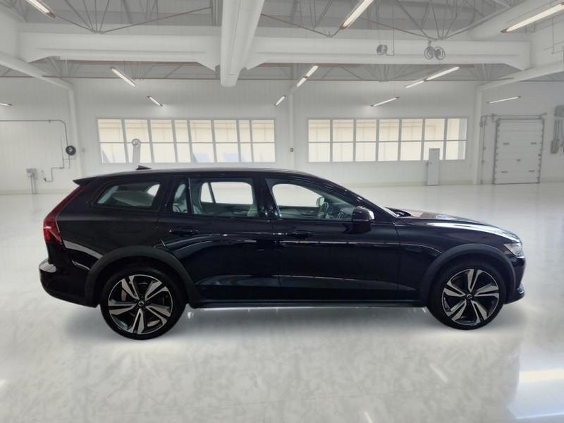 VOLVO V60 CROSS COUNTRY B4 D AWD AUTOM. ULTIMATE 5 PORTE STATION WAGON