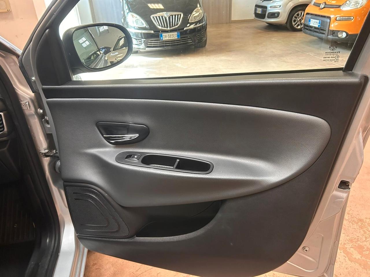 Lancia Ypsilon 1.2 69 CV 5 porte S&S Platinum