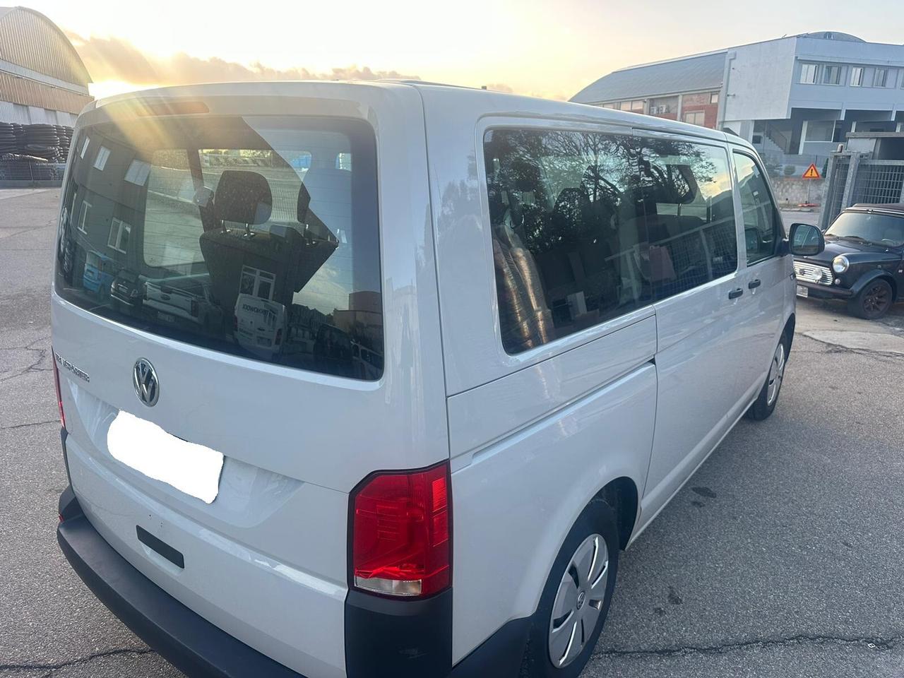 Volkswagen Transporter minivan9 posti passaggio incluso garantito
