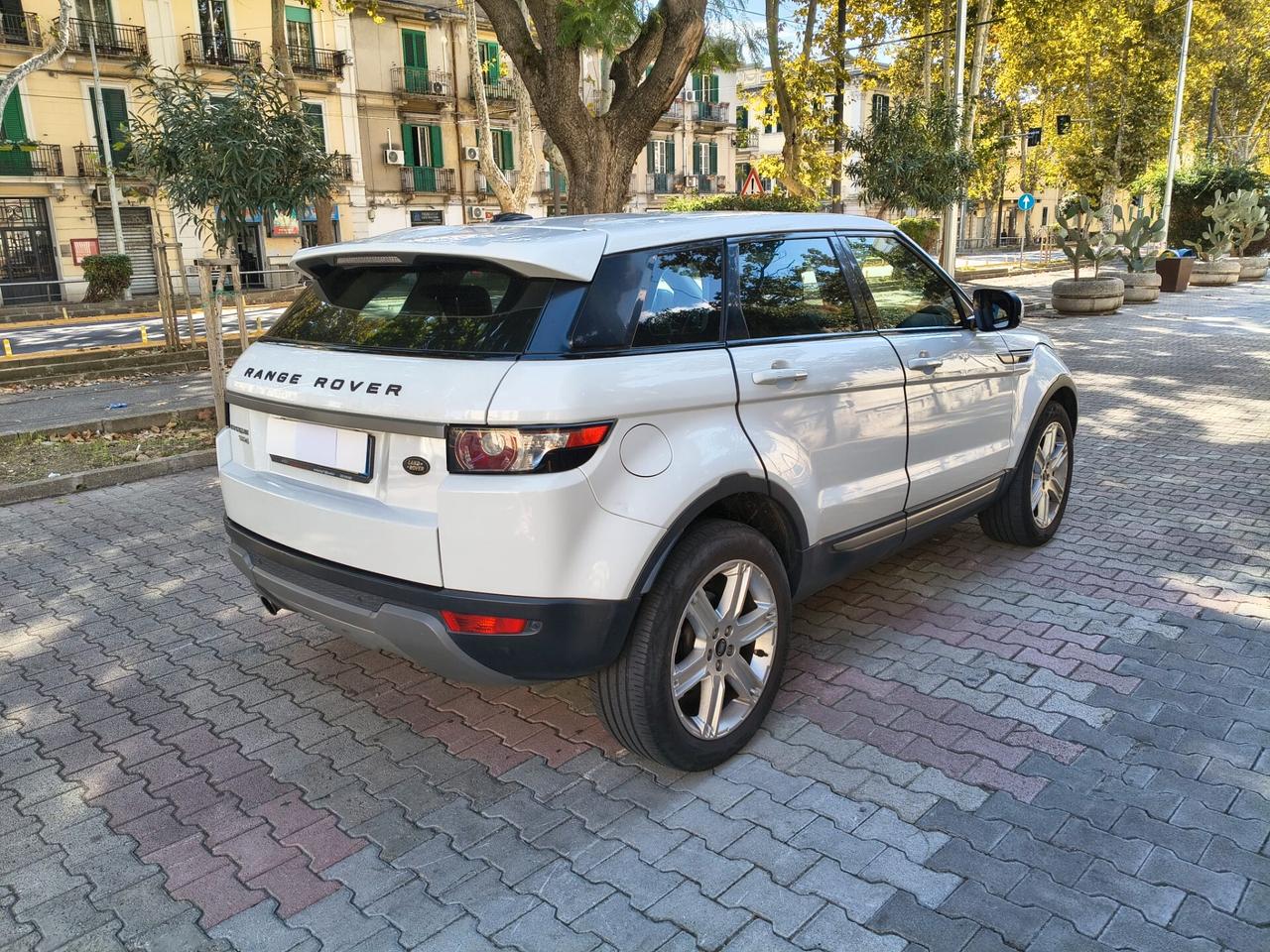 Land Rover Range Evoque 2.2 TD4 5p. Pure