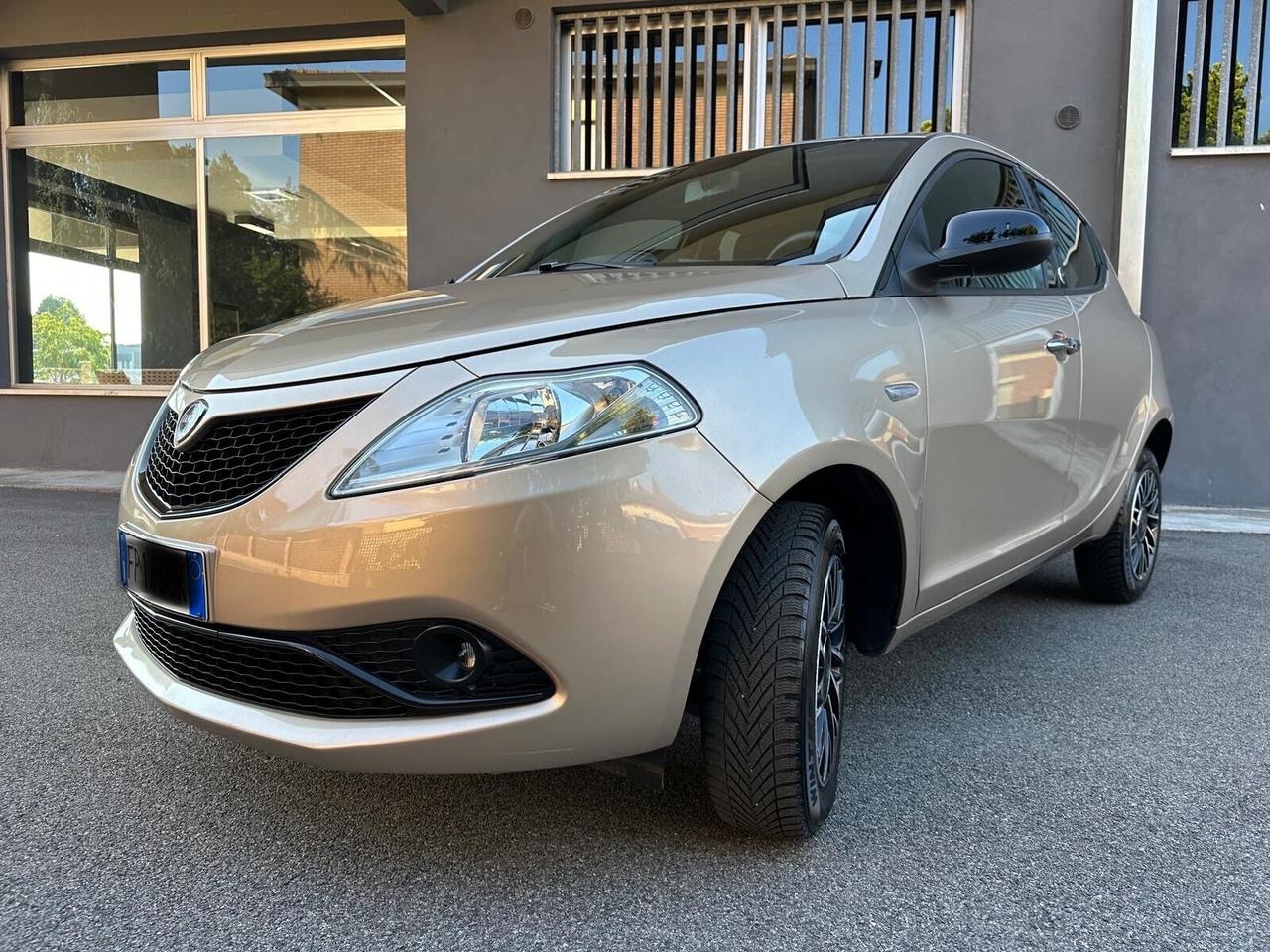 Lancia Ypsilon 0.9 TwinAir 85 CV 5 porte Metano Ecochic Platinum