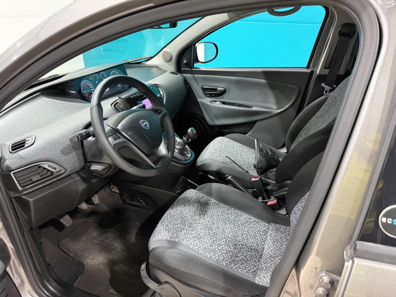 Lancia Ypsilon 1.0 FireFly 5 porte S&S Hybrid Ecochic Silver