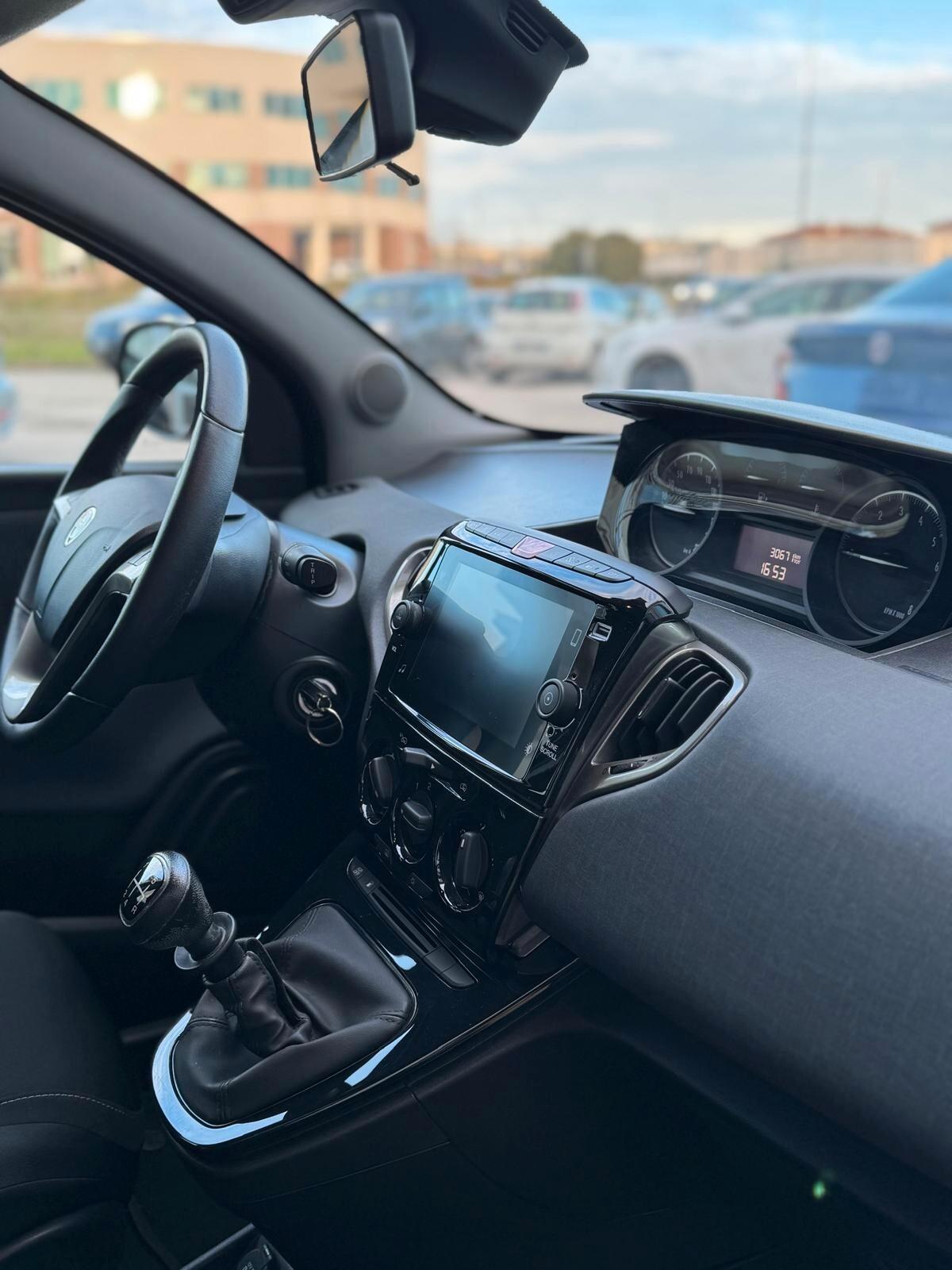 Lancia Ypsilon 1.2 69 CV 5 porte GPL Silver