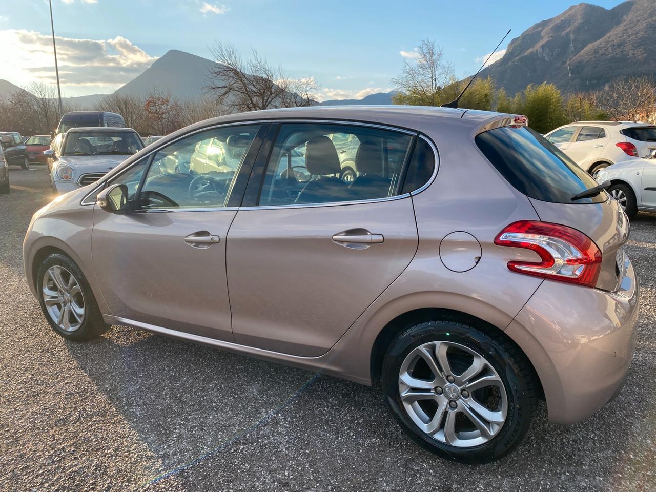 Peugeot 208 1.4 HDi 68 CV 5 porte Allure