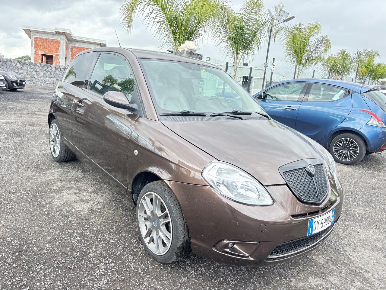 Lancia Ypsilon 1.3 MJT 75 CV Versus