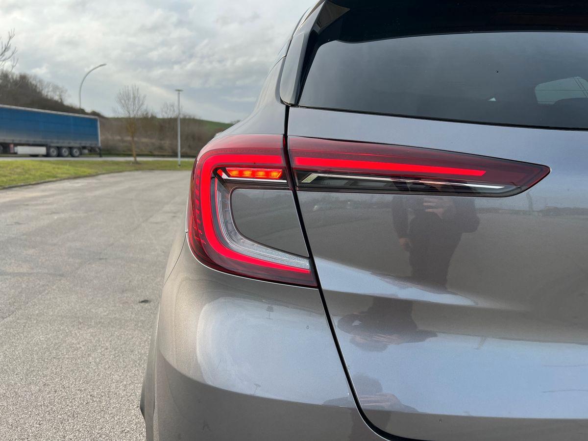 RENAULT Captur 1.6 E-Tech hybrid Initiale Paris 145cv auto