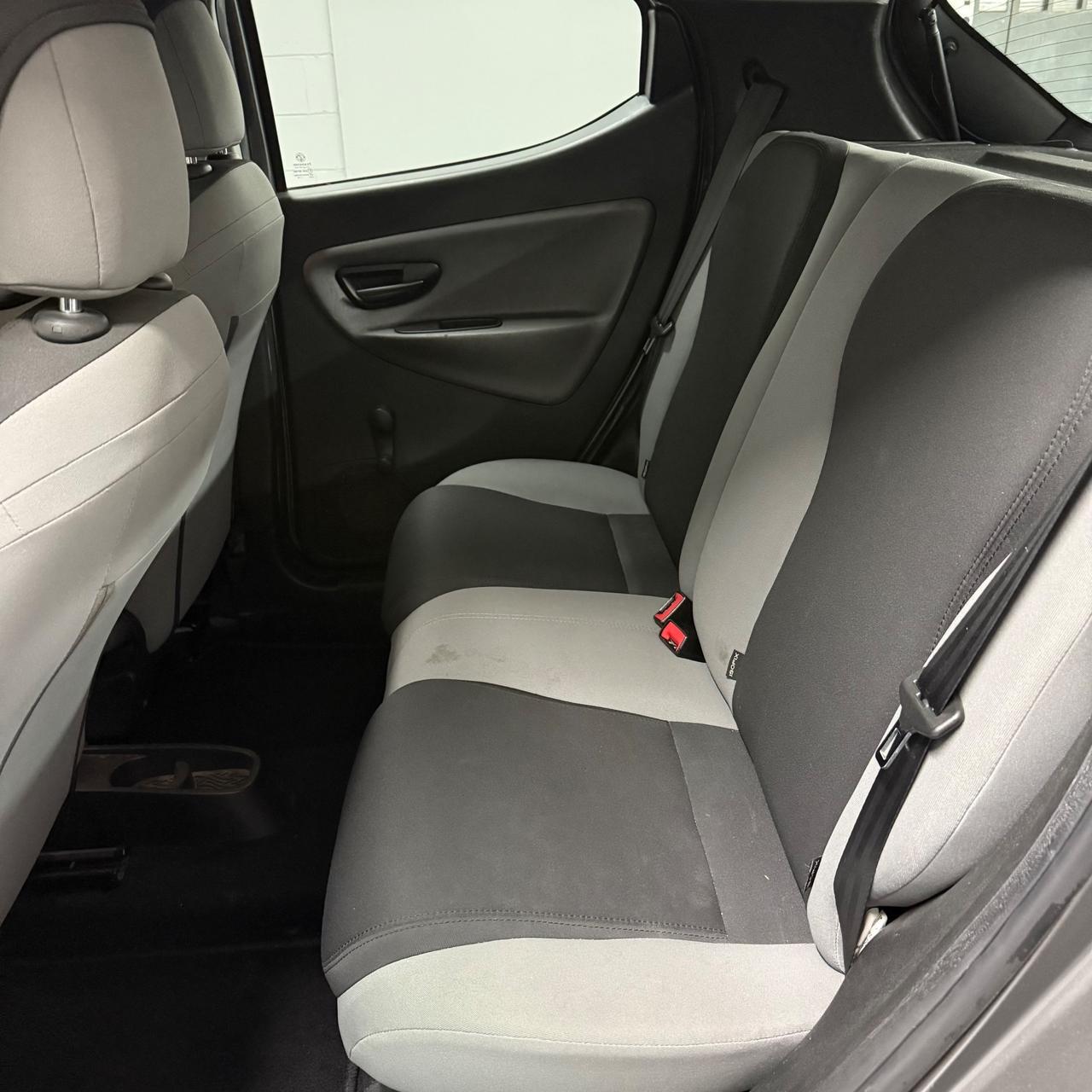 Lancia Ypsilon 0.9 TwinAir 85 CV 5 porte Metano Ecochic Silver