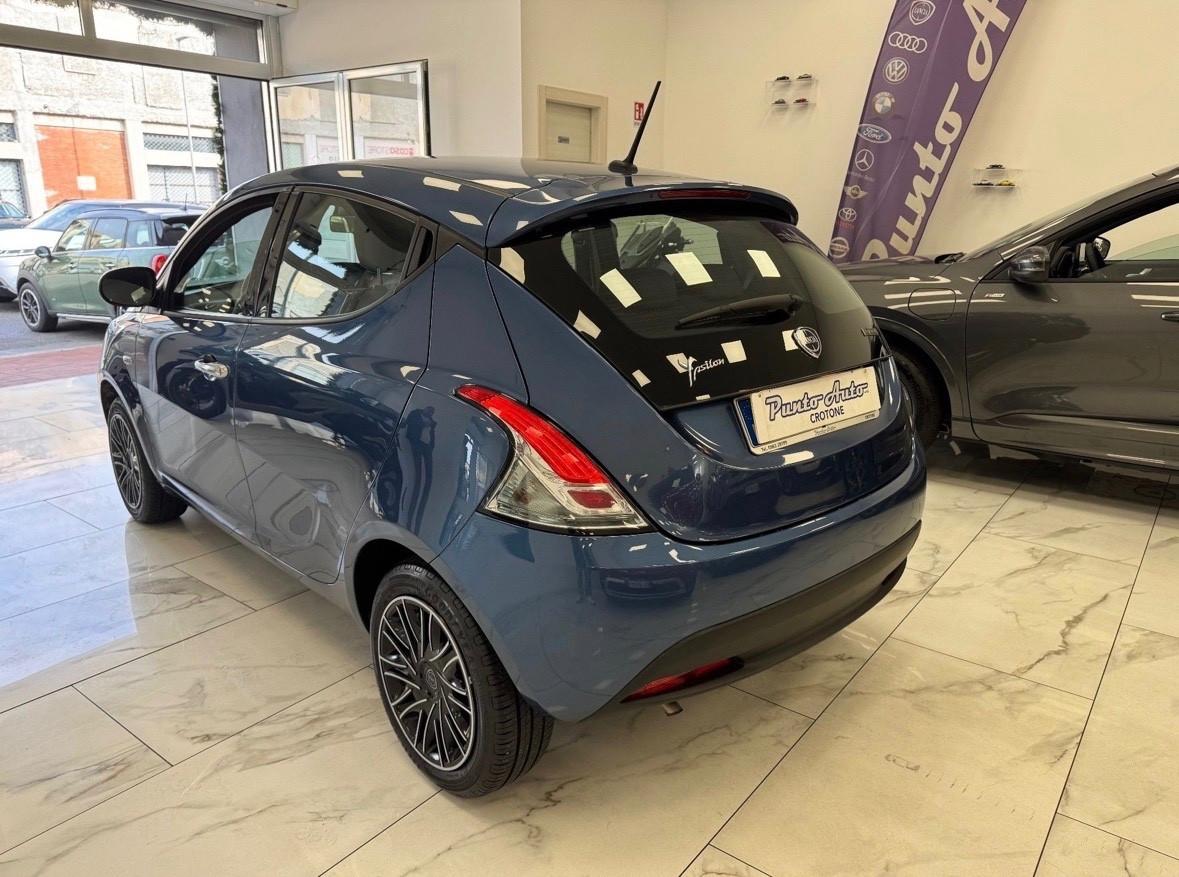 Lancia Ypsilon 1.0 FireFly 5 porte S&S Hybrid Silver