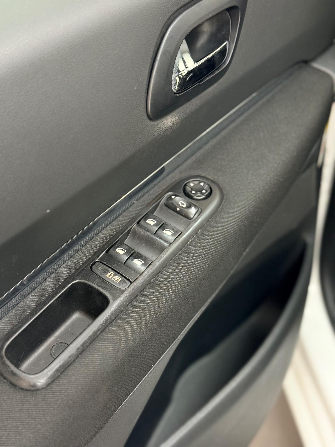 Peugeot 5008 1.6 HDi 112CV cambio robotizzato Féline 05/2011 Euro 5 Neopatentati