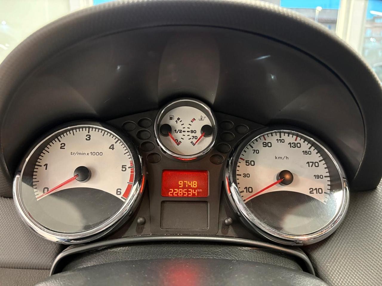 Peugeot 207 1.6 8V HDi 112CV CC Féline