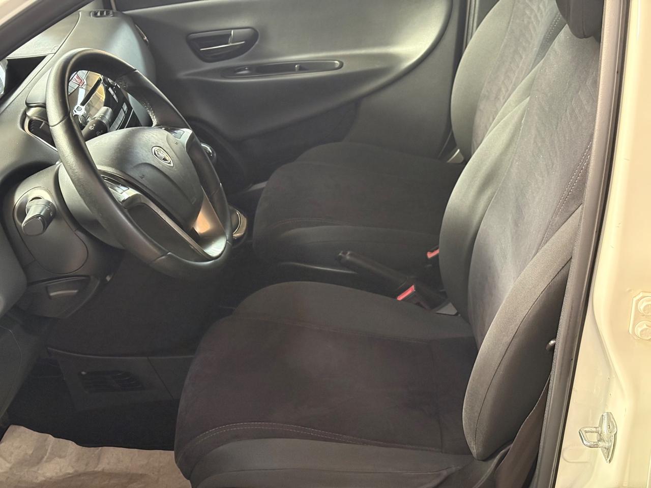 Lancia Ypsilon 0.9 TwinAir 85 CV 5 porte Metano Ecochic Silver