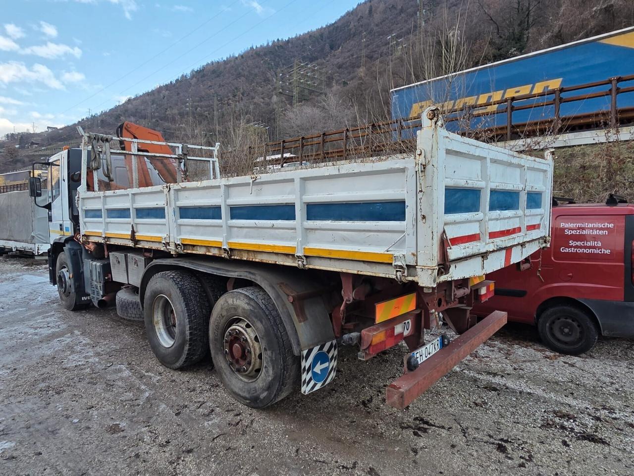Iveco Eurotech con ribaltabile e gru