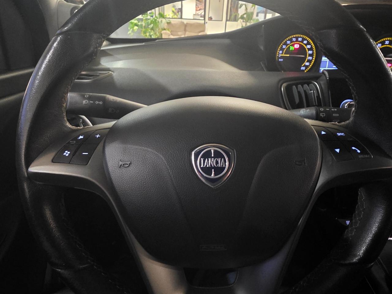 Lancia Ypsilon 1.2 69 CV 5 porte S Momodesign