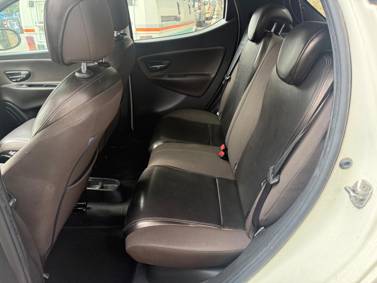Lancia Ypsilon 0.9 TwinAir 85 CV 5 porte S&S DFN Platinum